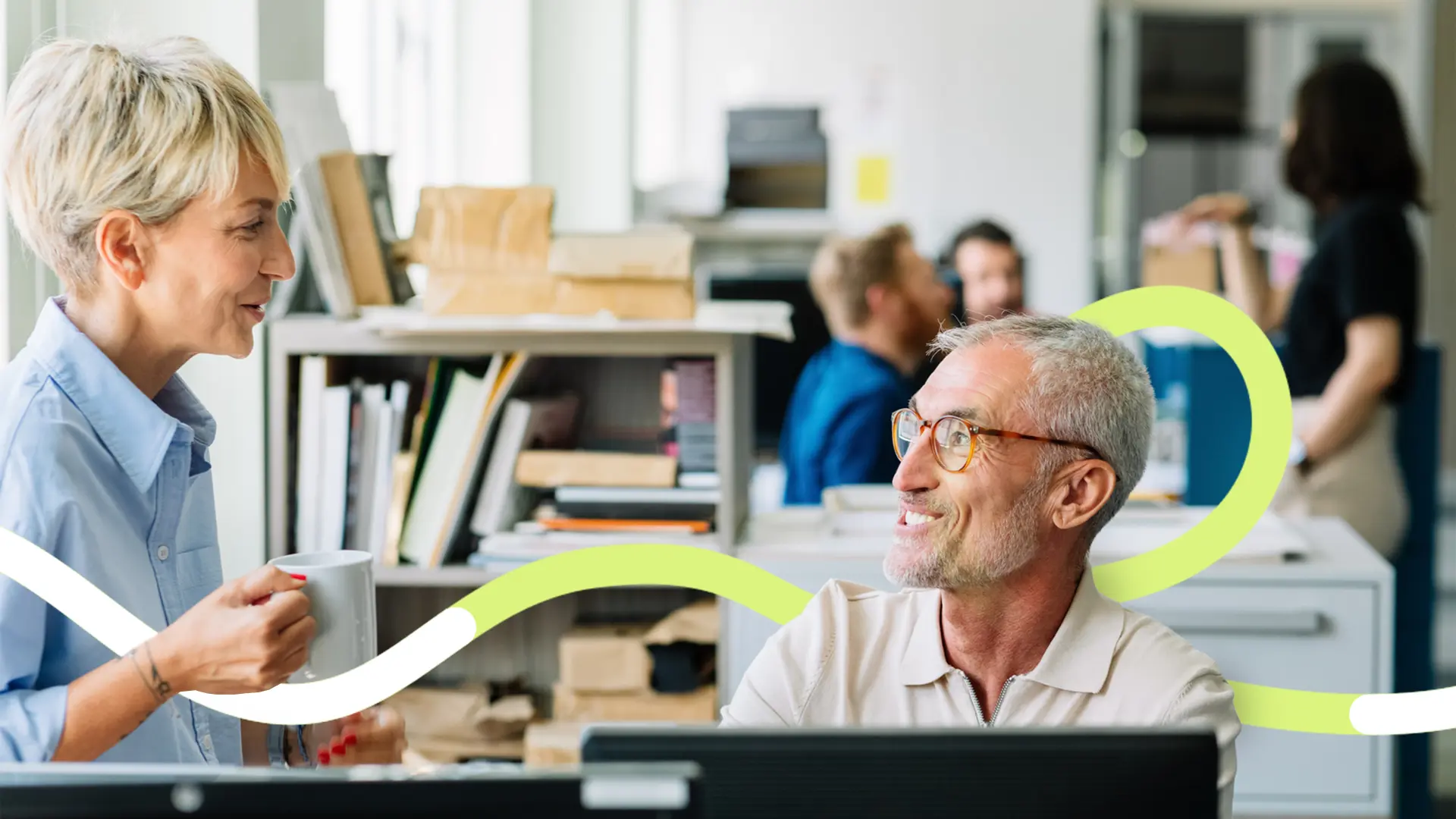 Frau und Mann im Büro die sich unterhalten